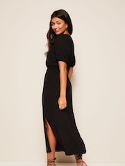 Vestido midi Friends Like These com puff sleeve, cintura franzida e V Neck - Imagem 3 de 4