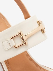 Серо-белый - Кожаные сандалии на блочном каблуке Forever Comfort® - Изображение 6 из 6