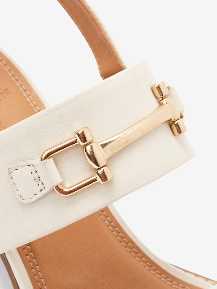 Серо-белый - Кожаные сандалии на блочном каблуке Forever Comfort® - Изображение 6 из 6