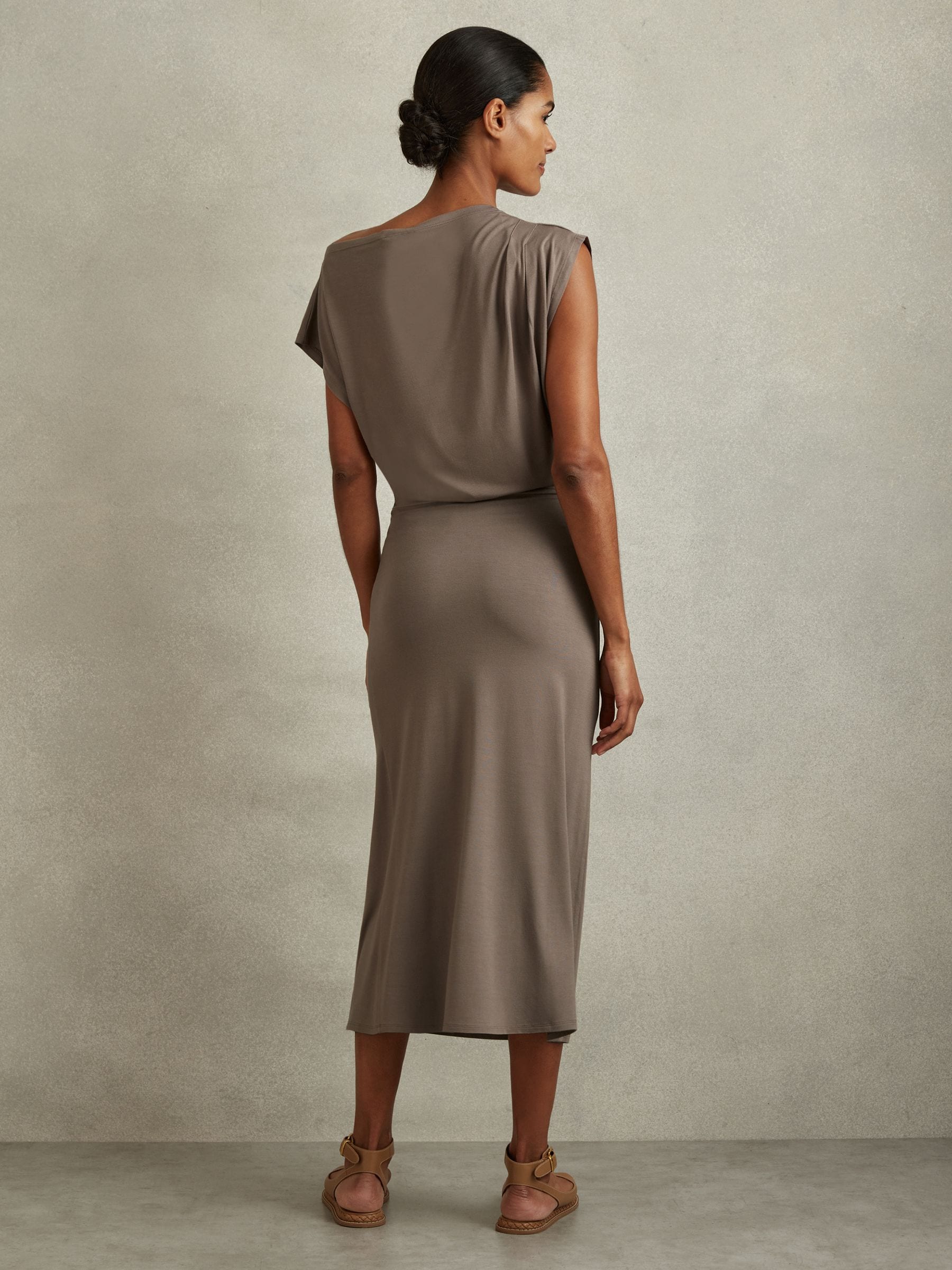 【海外限定】REISSワンピース☆Mocha Leonore Ruched Jersey Mid Buy Reiss Mocha Leonore Ruched Jersey Midi Dress from Next USA