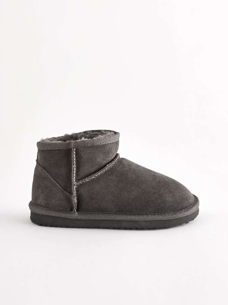 Grau - Slipper-Stiefel aus Veloursleder mit warmem Futter - Bild 2 von 7 Grau - Slipper-Stiefel aus Veloursleder mit warmem Futter - Bild 2 von 7