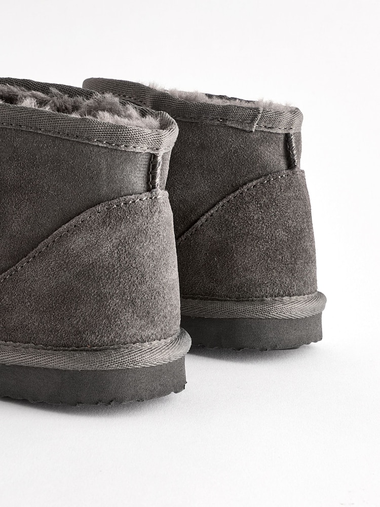 Grau - Slipper-Stiefel aus Veloursleder mit warmem Futter - Bild 7 von 7 Grau - Slipper-Stiefel aus Veloursleder mit warmem Futter - Bild 7 von 7