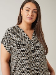 Schwarz Chrom - Evans – Bluse mit Zickzack-Print, Curve - Bild 4 von 4