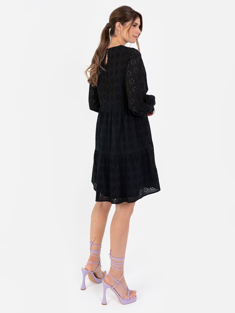 Schwarz - Gesmoktes, langärmeliges Kleid mit Lochstickerei - Bild 2 von 5 Schwarz - Gesmoktes, langärmeliges Kleid mit Lochstickerei - Bild 2 von 5