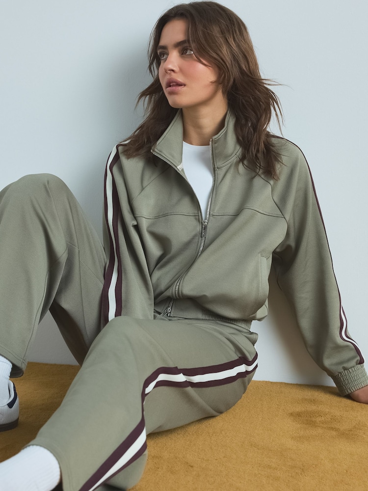 Grün - Jacke mit durchgehendem Reißverschluss - Bild 1 von 8 Grün - Jacke mit durchgehendem Reißverschluss - Bild 1 von 8