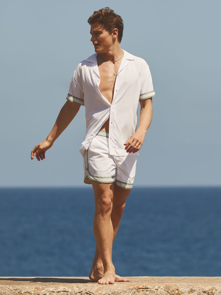 Reiss White Valbonne Reiss | Ché Cuff Detail Cuban Collar Shirt - Image 2 of 5