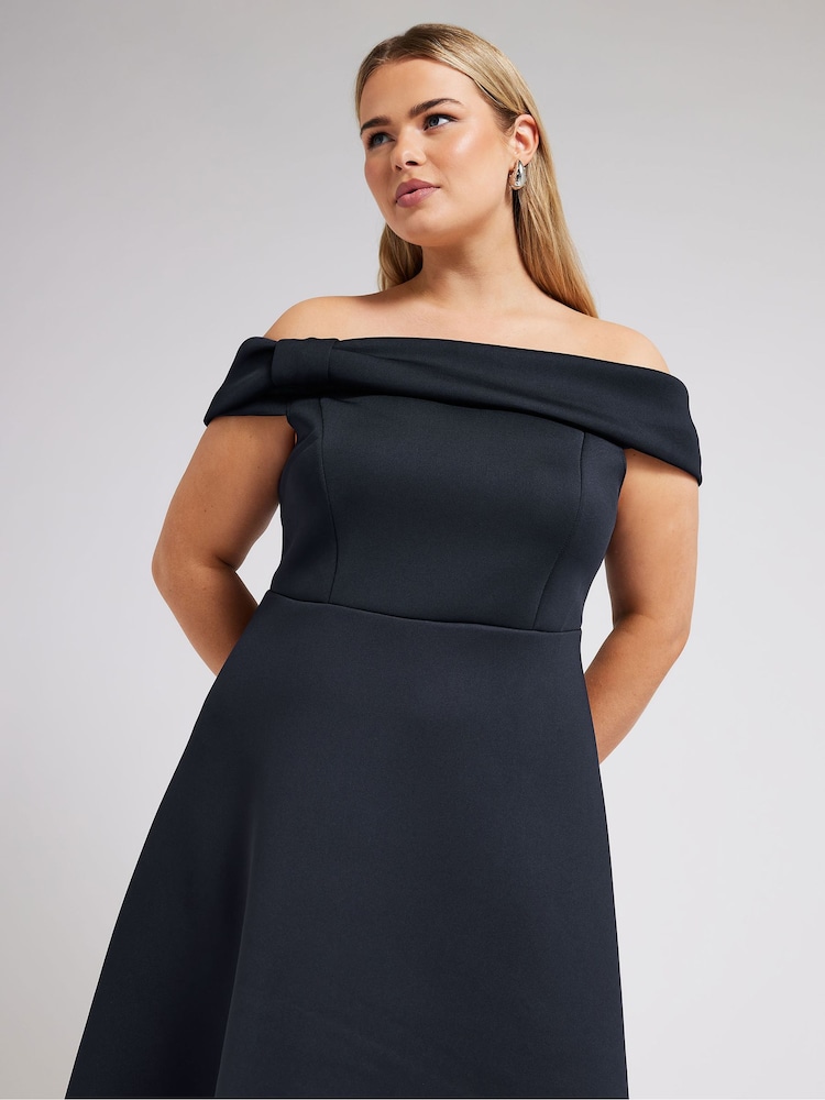 Yours Curve YOURS LONDON Curve Skaterkleid mit Carmenausschnitt und Schleifendetail, Marineblau - Bild 1 von 6 Yours Curve YOURS LONDON Curve Skaterkleid mit Carmenausschnitt und Schleifendetail, Marineblau - Bild 1 von 6