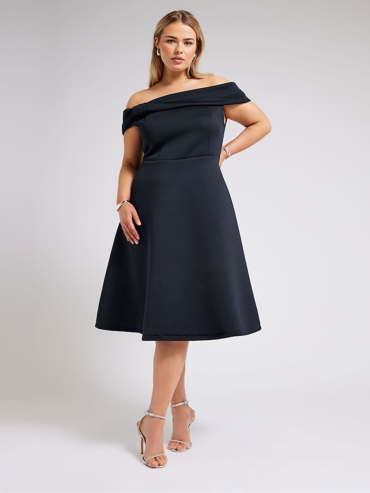 Yours Curve YOURS LONDON Curve Skaterkleid mit Carmenausschnitt und Schleifendetail, Marineblau - Bild 2 von 6 Yours Curve YOURS LONDON Curve Skaterkleid mit Carmenausschnitt und Schleifendetail, Marineblau - Bild 2 von 6