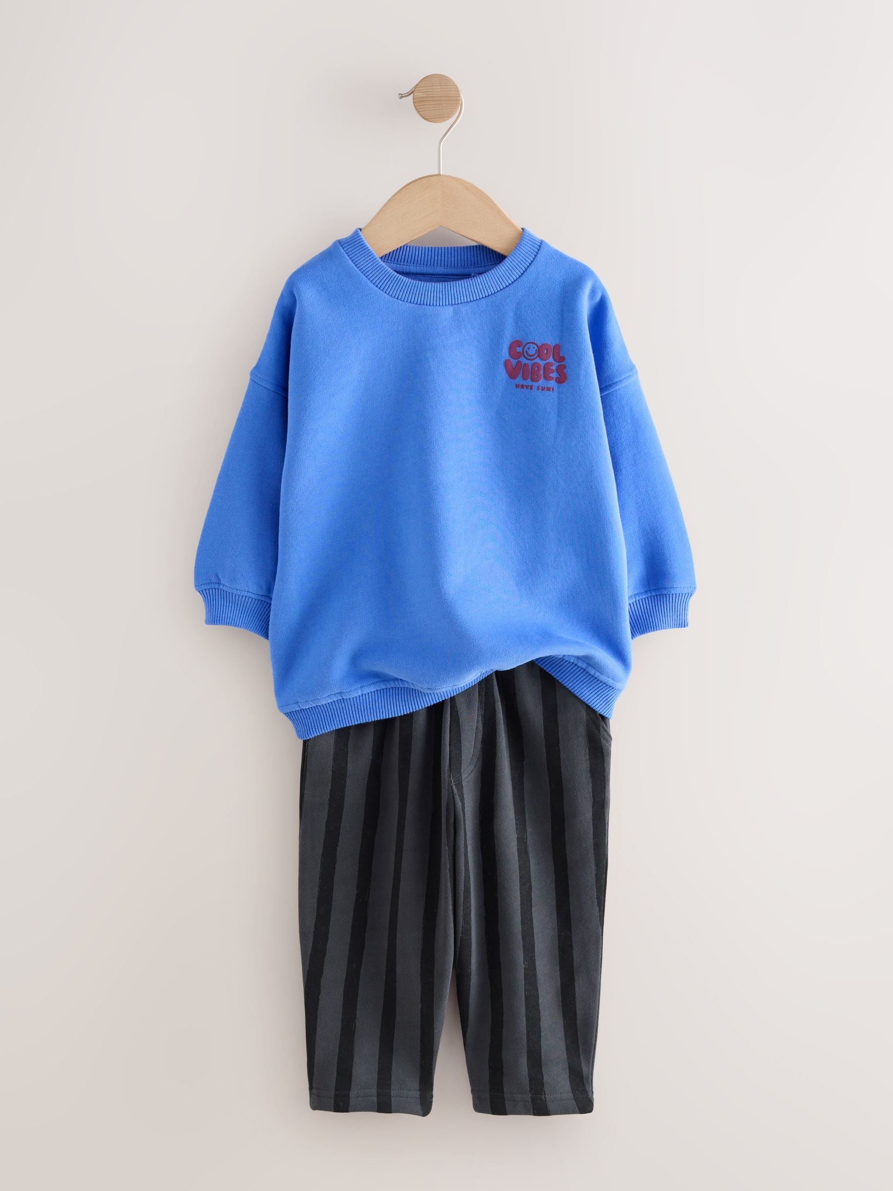 Next：日本 ブルー / グレー - スウェットシャツとストライプ ジョガー