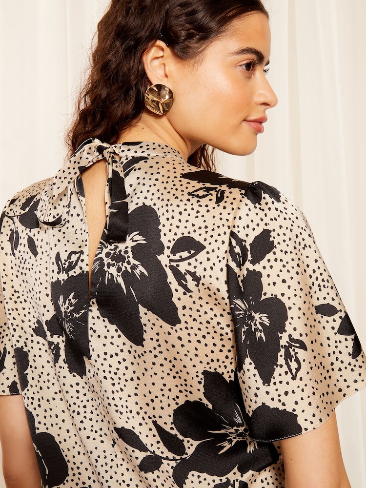 Friends Like These Floral Black/White Printed Flutter Sleeve Keyhole Blouse - Image 2 of 4