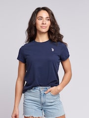 أزرق - من U.S. Polo Assn. تيشرت من القطن بنسبة 100% بياقة بحافة مستديرة وبشعار خيّال مزدوج للنساء - صورة 1 من 5