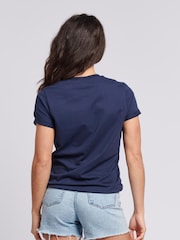 أزرق - من U.S. Polo Assn. تيشرت من القطن بنسبة 100% بياقة بحافة مستديرة وبشعار خيّال مزدوج للنساء - صورة 2 من 5