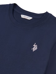 أزرق - من U.S. Polo Assn. تيشرت من القطن بنسبة 100% بياقة بحافة مستديرة وبشعار خيّال مزدوج للنساء - صورة 5 من 5