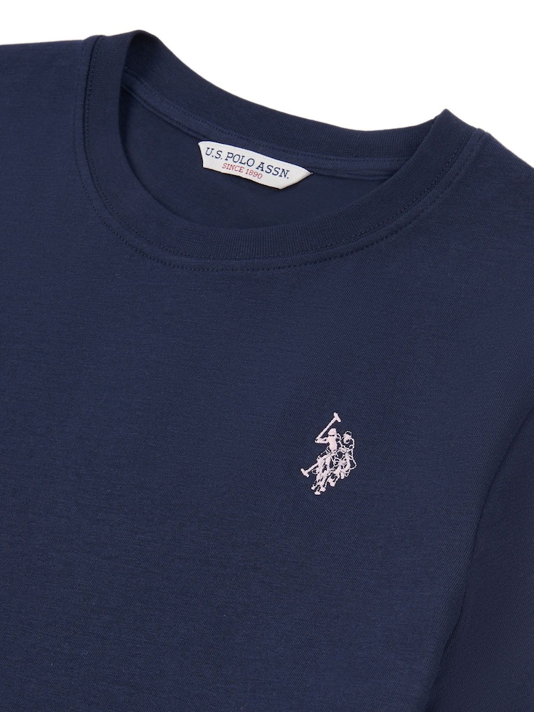 أزرق - من U.S. Polo Assn. تيشرت من القطن بنسبة 100% بياقة بحافة مستديرة وبشعار خيّال مزدوج للنساء - صورة 5 من 5