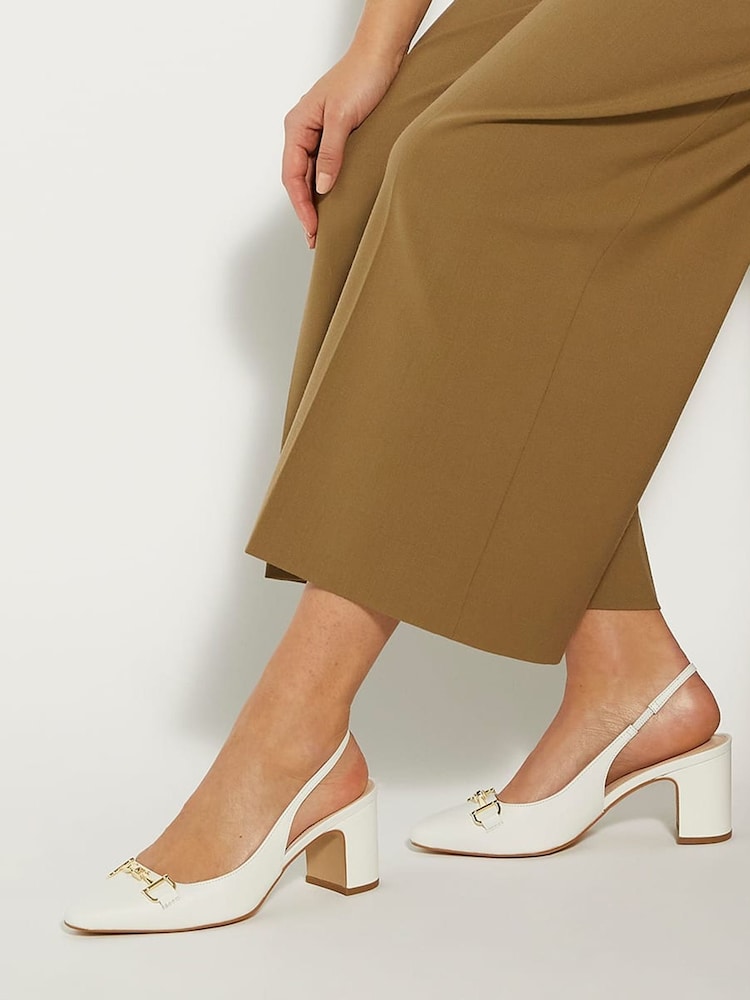 Bela - Dune London Podrobno Block čevlji z visoko peto Snaffle Cream Slingbacks - Slika 1 iz 4 Bela - Dune London Podrobno Block čevlji z visoko peto Snaffle Cream Slingbacks - Slika 1 iz 4
