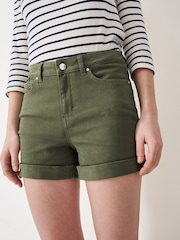 Grün - Crew Clothing – einfarbige, figurbetonte Shorts aus Baumwolle mit Umschlag - Bild 3 von 4
