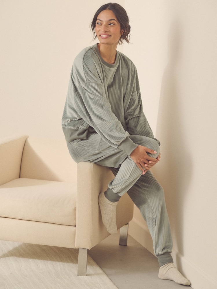 Salbeigrün - Super weicher Langarm-Pyjama aus geripptem Material - Bild 1 von 9 Salbeigrün - Super weicher Langarm-Pyjama aus geripptem Material - Bild 1 von 9
