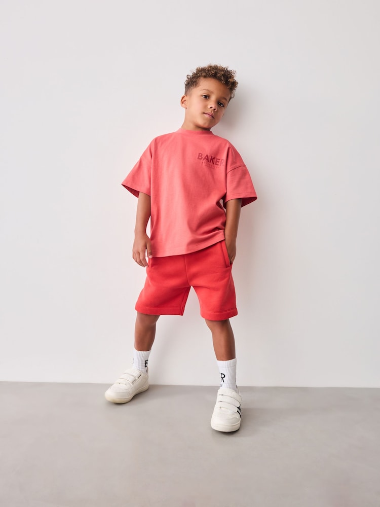 rdeča - Komplet prevelike majice s kratkimi rokavi iz 100% bombaža in kratkih hlač Baker by Ted Baker - Slika 1 iz 12 rdeča - Komplet prevelike majice s kratkimi rokavi iz 100% bombaža in kratkih hlač Baker by Ted Baker - Slika 1 iz 12