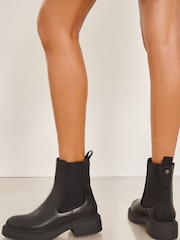 Botas Chelsea gruesas y planas de piel sintética de Lipsy - Imagen 2 de 4