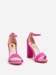 Pink - Linzi Nelly Filigrane Sandalen aus Velourslederimitat mit Blockabsatz - Bild 3 von 5