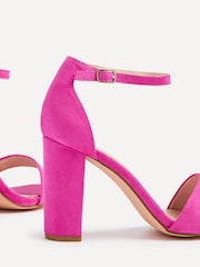 Pink - Linzi Nelly Filigrane Sandalen aus Velourslederimitat mit Blockabsatz - Bild 5 von 5