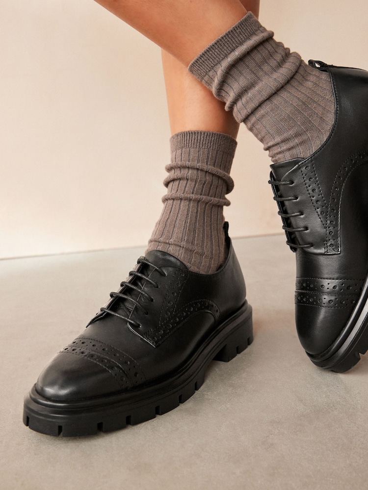črna - Forever Comfort® Leather Cleat gležnjar z luknjičastim vzorcem in vezalkami na vezalke; z vezalkami čevlji - Slika 2 iz 8 črna - Forever Comfort® Leather Cleat gležnjar z luknjičastim vzorcem in vezalkami na vezalke; z vezalkami čevlji - Slika 2 iz 8