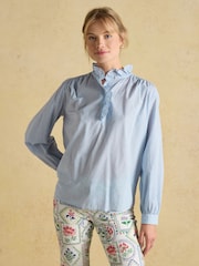 Бело-синяя - Хлопковая блузка с оборками Joules Melanie - Изображение 5 из 8
