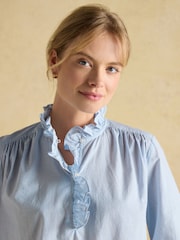Бело-синяя - Хлопковая блузка с оборками Joules Melanie - Изображение 6 из 8