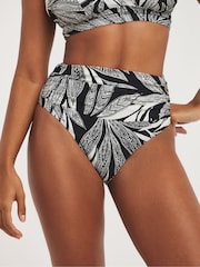 Braguitas de bikini negras de talle alto con efecto reductor Magisculpt de Simply Be - Imagen 2 de 4