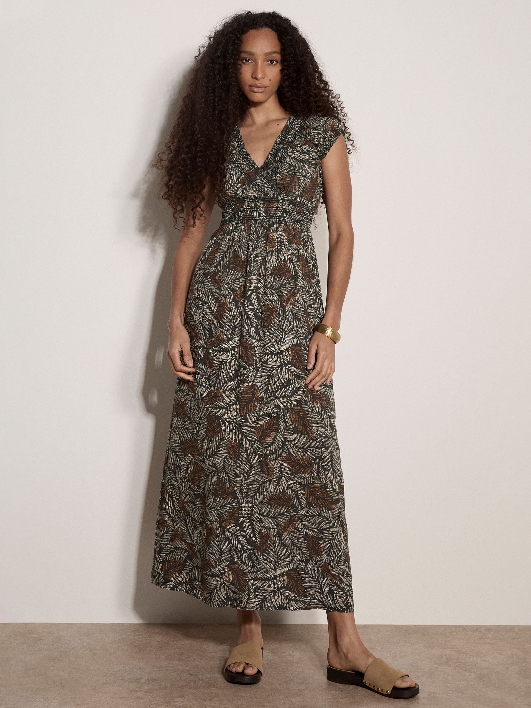 Comprar Vestido longo franzido com estampa rústica de folhas em