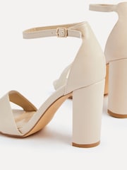 Nude - Linzi Nelly Filigrane Sandalen aus Velourslederimitat mit Blockabsatz - Bild 5 von 5