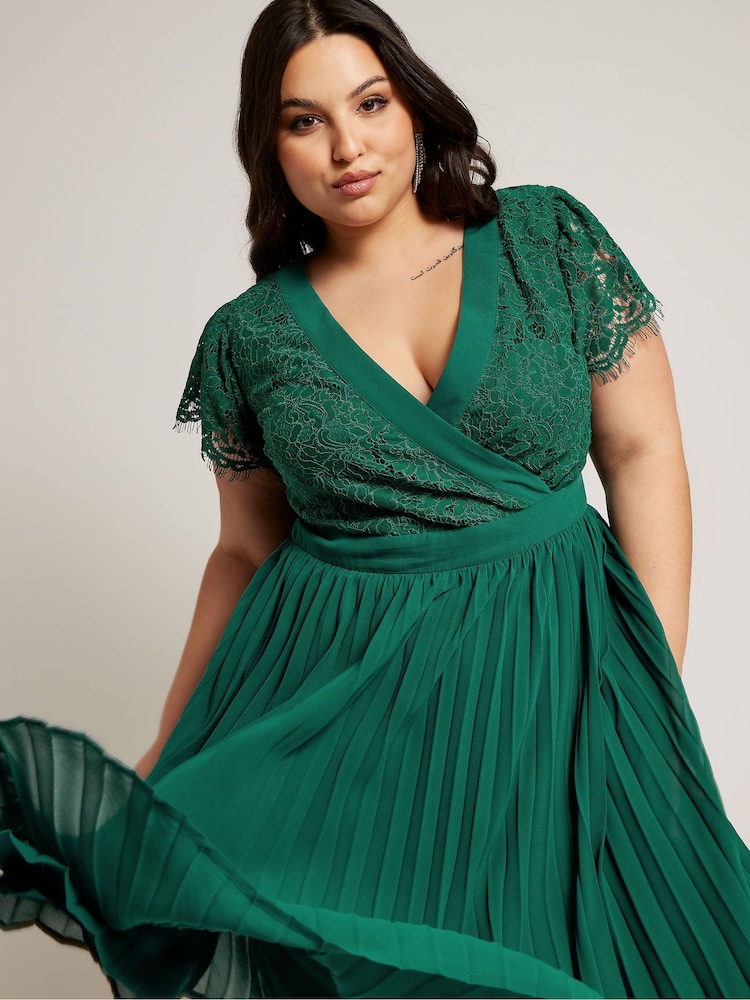 Verde - Vestido a media pierna cruzado de encaje color esmeralda de Yours Curve - Imagen 2 de 5 Verde - Vestido a media pierna cruzado de encaje color esmeralda de Yours Curve - Imagen 2 de 5
