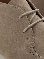 Hell Steinfarben - Reiss Loftus Suede Chukka Boots - Bild 5 von 5