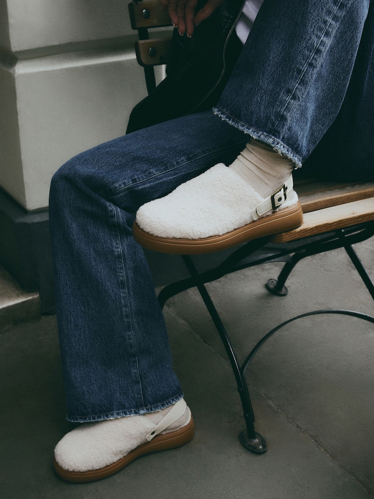 Cream - Forever Comfort® (sintetična tkanina) borg čevelj z odprto peto; salonar z odprto peto Buckle Mules - Slika 1 iz 9 Cream - Forever Comfort® (sintetična tkanina) borg čevelj z odprto peto; salonar z odprto peto Buckle Mules - Slika 1 iz 9