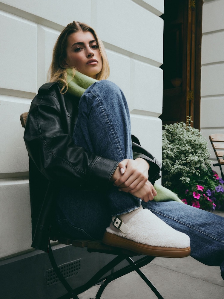 Cream - Forever Comfort® (sintetična tkanina) borg čevelj z odprto peto; salonar z odprto peto Buckle Mules - Slika 2 iz 9 Cream - Forever Comfort® (sintetična tkanina) borg čevelj z odprto peto; salonar z odprto peto Buckle Mules - Slika 2 iz 9