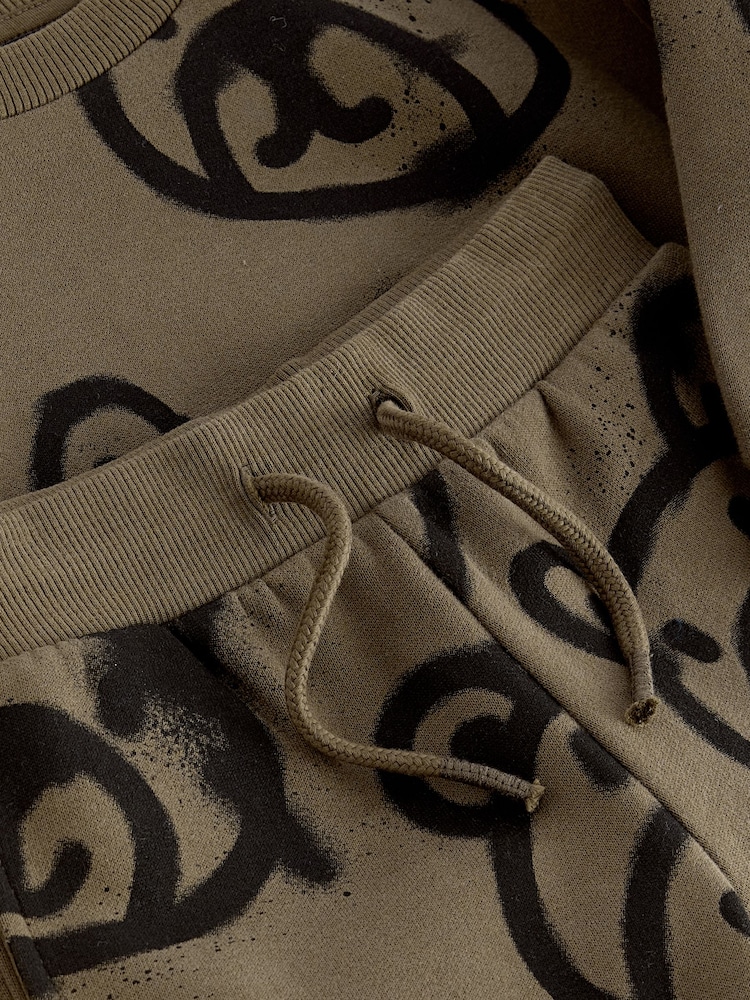 Khaki Green Spray mit Bären - Bedrucktes Set mit Allover-Print-Sweatshirt und Jogginghose (3M.–7J.) - Bild 7 von 7 Khaki Green Spray mit Bären - Bedrucktes Set mit Allover-Print-Sweatshirt und Jogginghose (3M.–7J.) - Bild 7 von 7