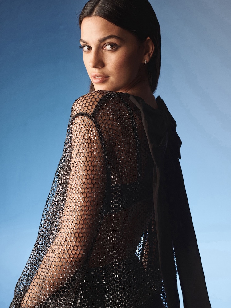 Schwarz - Netzbluse mit Pailletten und Schleife am Rücken - Bild 1 von 8 Schwarz - Netzbluse mit Pailletten und Schleife am Rücken - Bild 1 von 8