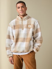 beis - Nike Club Winterized Sherpa Quarter Zip Fleece Top - Imagen 1 de 4