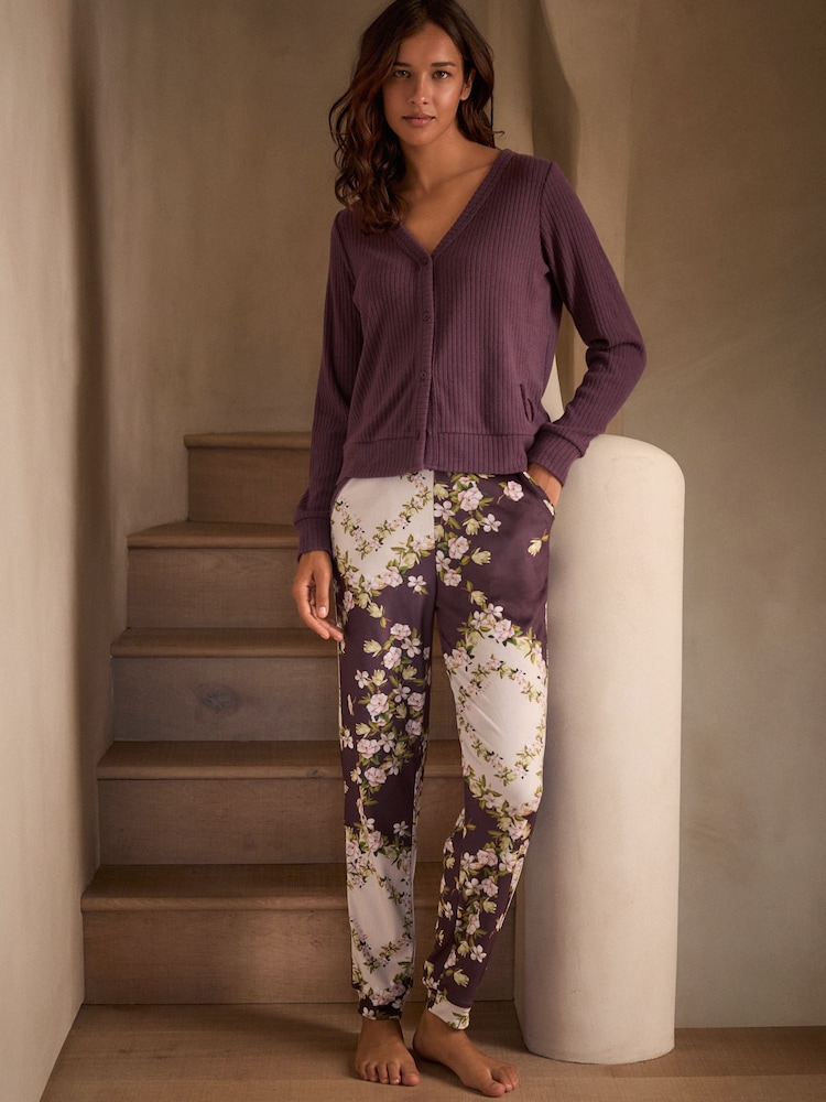 B By Ted Baker Lilafarbenes, kuscheliges Pyjama-Set mit Strickjacke und Blumenmuster - Bild 1 von 11 B By Ted Baker Lilafarbenes, kuscheliges Pyjama-Set mit Strickjacke und Blumenmuster - Bild 1 von 11