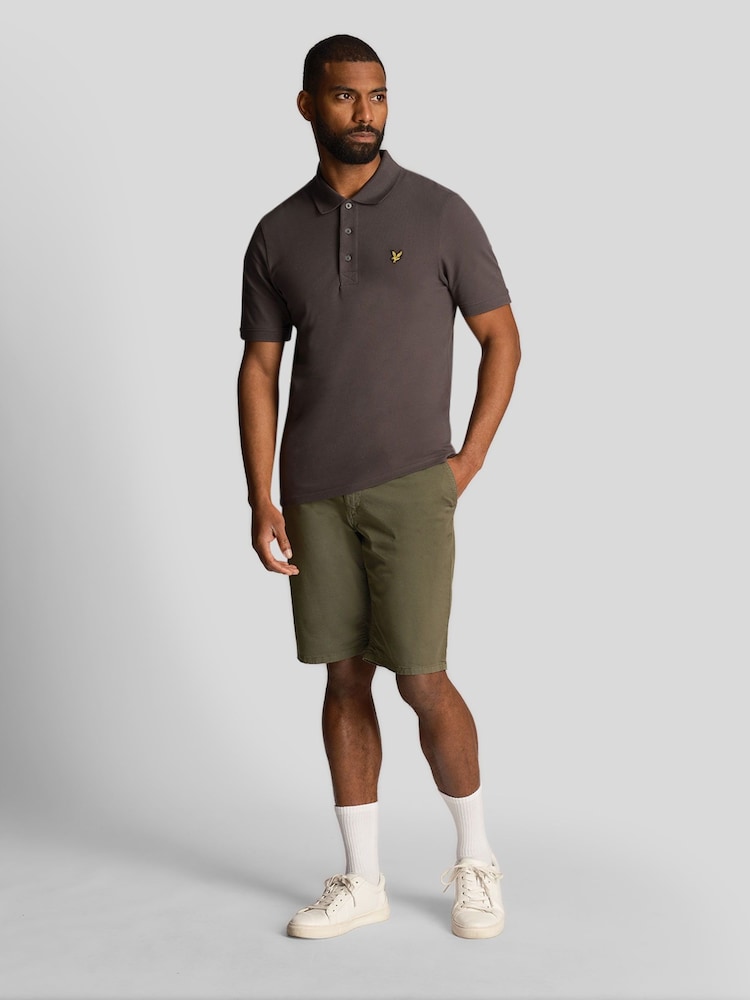 أخضر زيتوني - قميص بولو سادة من Lyle & Scott - صورة 2 من 4 أخضر زيتوني - قميص بولو سادة من Lyle & Scott - صورة 2 من 4