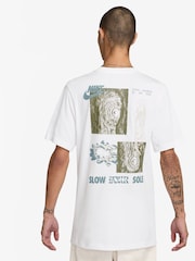 Weiß - Nike Back Graphic Printed T-Shirt - Bild 1 von 3