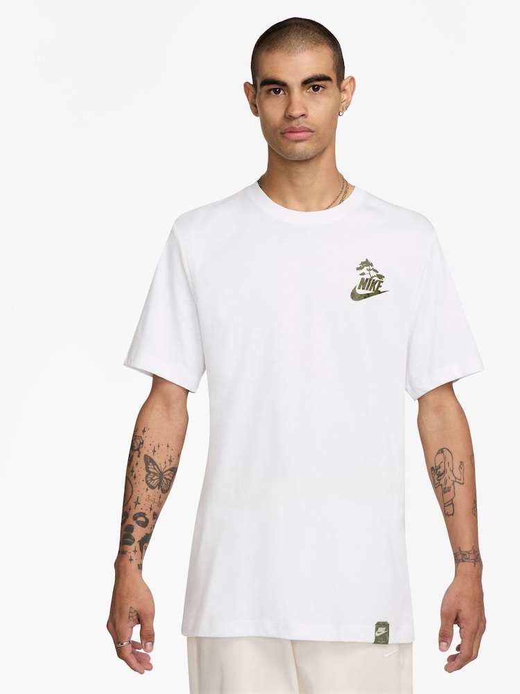 Weiß - Nike Back Graphic Printed T-Shirt - Bild 2 von 3 Weiß - Nike Back Graphic Printed T-Shirt - Bild 2 von 3
