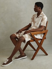 Reiss Mount short met trekkoord en verfstreekmotief - Image 1 of 6