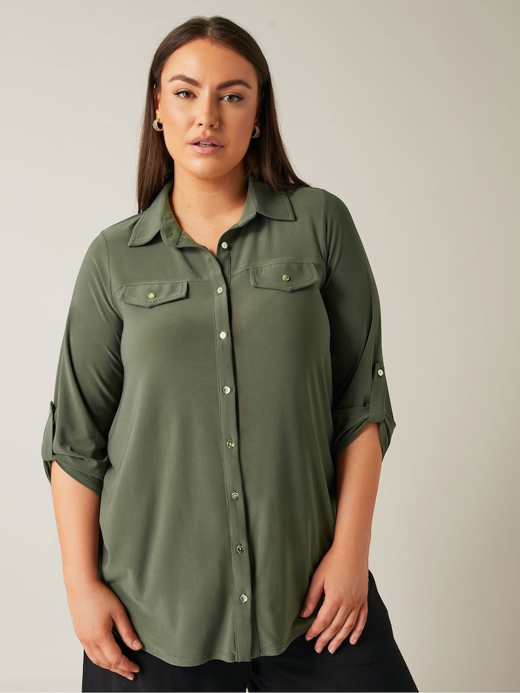 Blusa en color verde caqui con mangas remangadas para tallas grandes de EVANS - Imagen 1 de 5