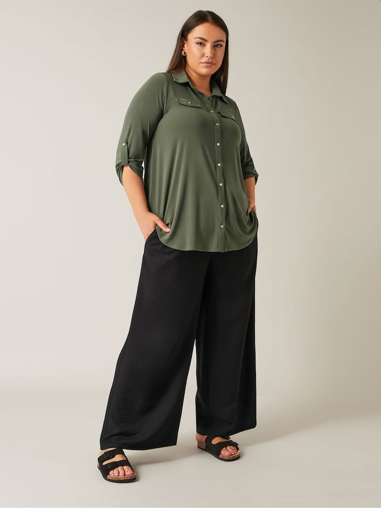 Blusa en color verde caqui con mangas remangadas para tallas grandes de EVANS - Imagen 2 de 5