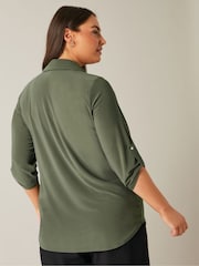 Blusa en color verde caqui con mangas remangadas para tallas grandes de EVANS - Imagen 3 de 5