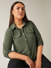 Blusa en color verde caqui con mangas remangadas para tallas grandes de EVANS - Imagen 4 de 5