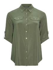 Blusa en color verde caqui con mangas remangadas para tallas grandes de EVANS - Imagen 5 de 5