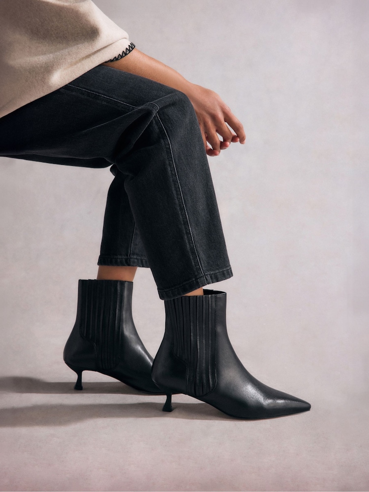 Schwarz - Tabitha Simmons Elvina Lederstiefel mit Kitten-Absatz - Bild 1 von 10 Schwarz - Tabitha Simmons Elvina Lederstiefel mit Kitten-Absatz - Bild 1 von 10