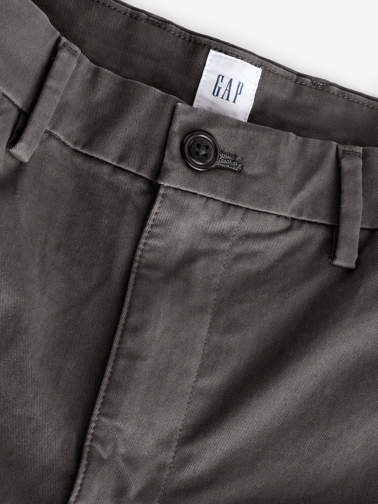 Gris foncé - Slim Fit (Slim Fit) - Gap Pantalon chino Extensible Essentiel - Image 5 of 7